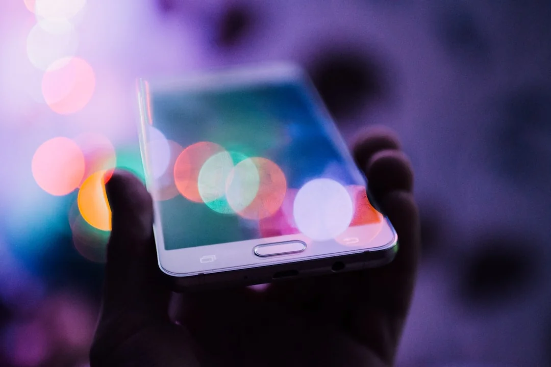 Une équipe variée travaillant ensemble sur des stratégies de marketing digital à une table, avec des ordinateurs portables et des tablettes.